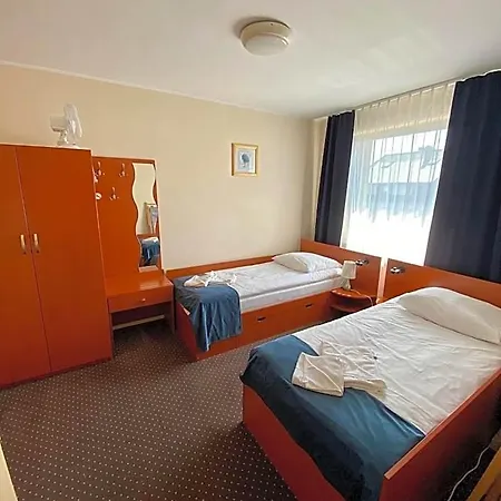 Dominik 4*